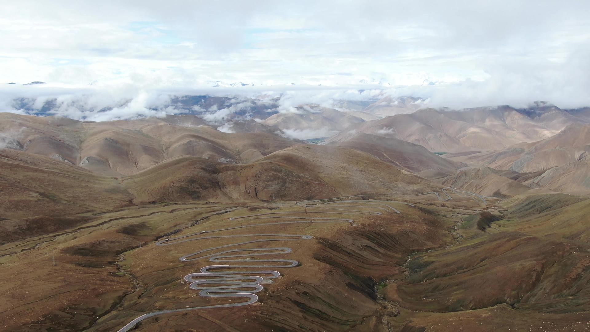 珠穆朗玛峰国家公园盘山公路航拍视频视频的预览图
