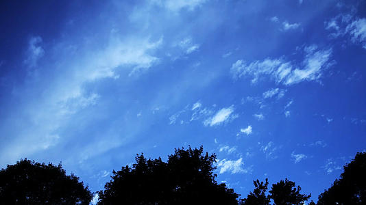 蓝色的天空流动的白云延迟拍摄视频的预览图