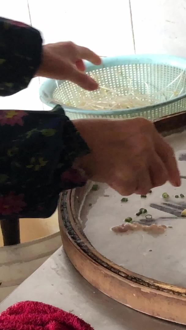 广东特色美食米卷制作视频视频的预览图