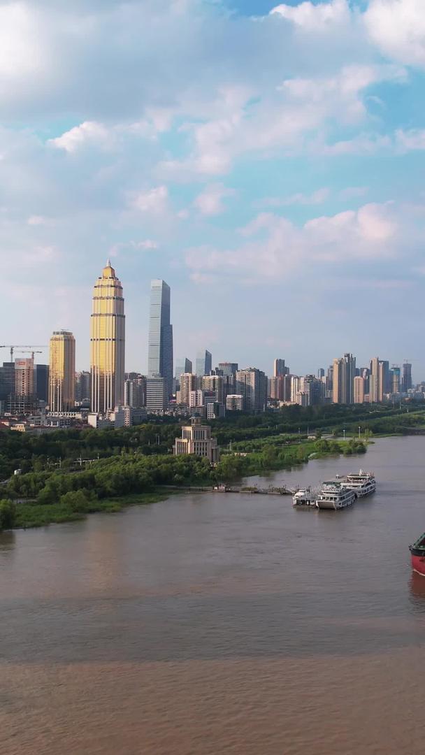 航拍城市蓝天白云晴天自然天气长江两岸江景物流货轮天际线高楼材料视频的预览图