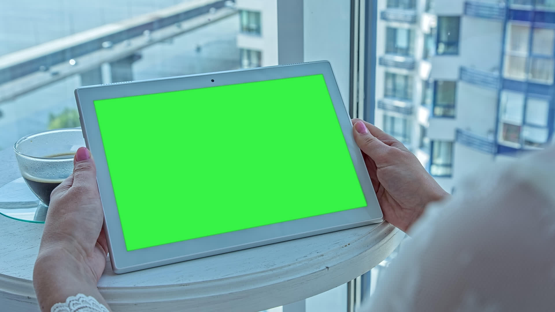 拥有绿色屏幕的年轻女性平板电脑视频的预览图