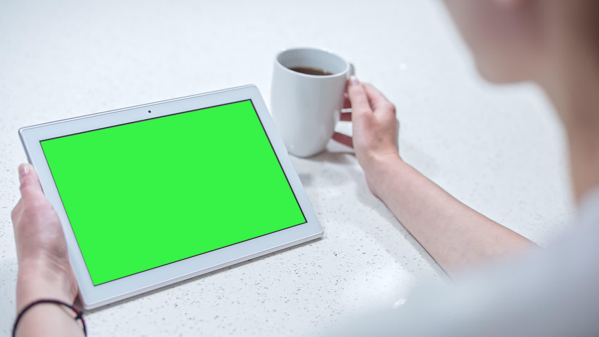 拥有绿色屏幕的年轻女性平板电脑视频的预览图