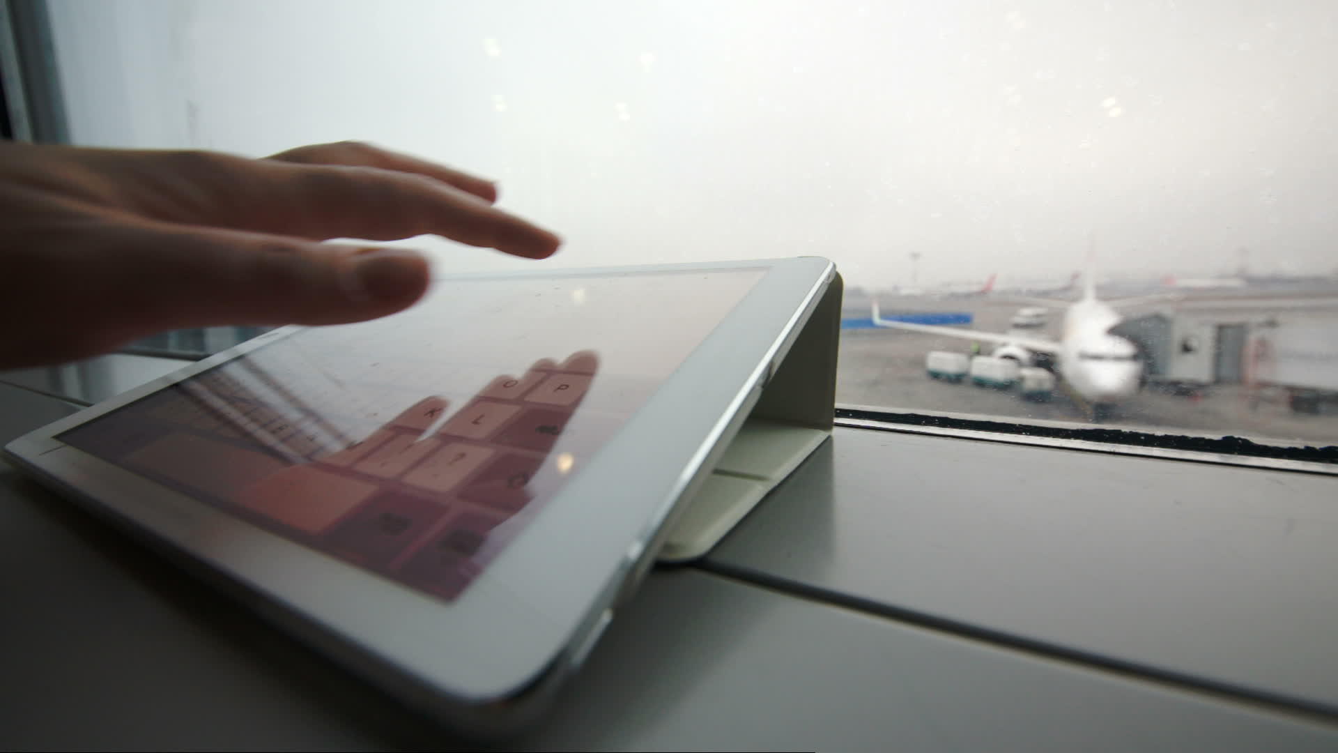 在机场窗台上使用平板电脑视频的预览图