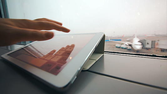 在机场的平板电脑窗口键入视频的预览图