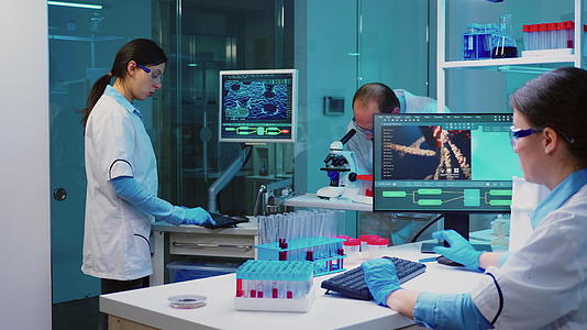 研究人员在实验室使用显微镜护士做笔记时使用显微镜视频的预览图