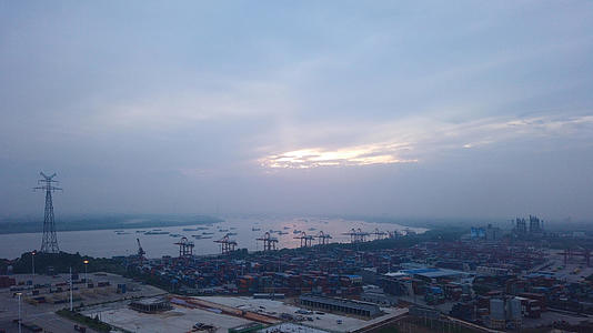 延时摄影日转夜航拍城市江景港口集装箱外贸货物运输工业4k素材视频的预览图