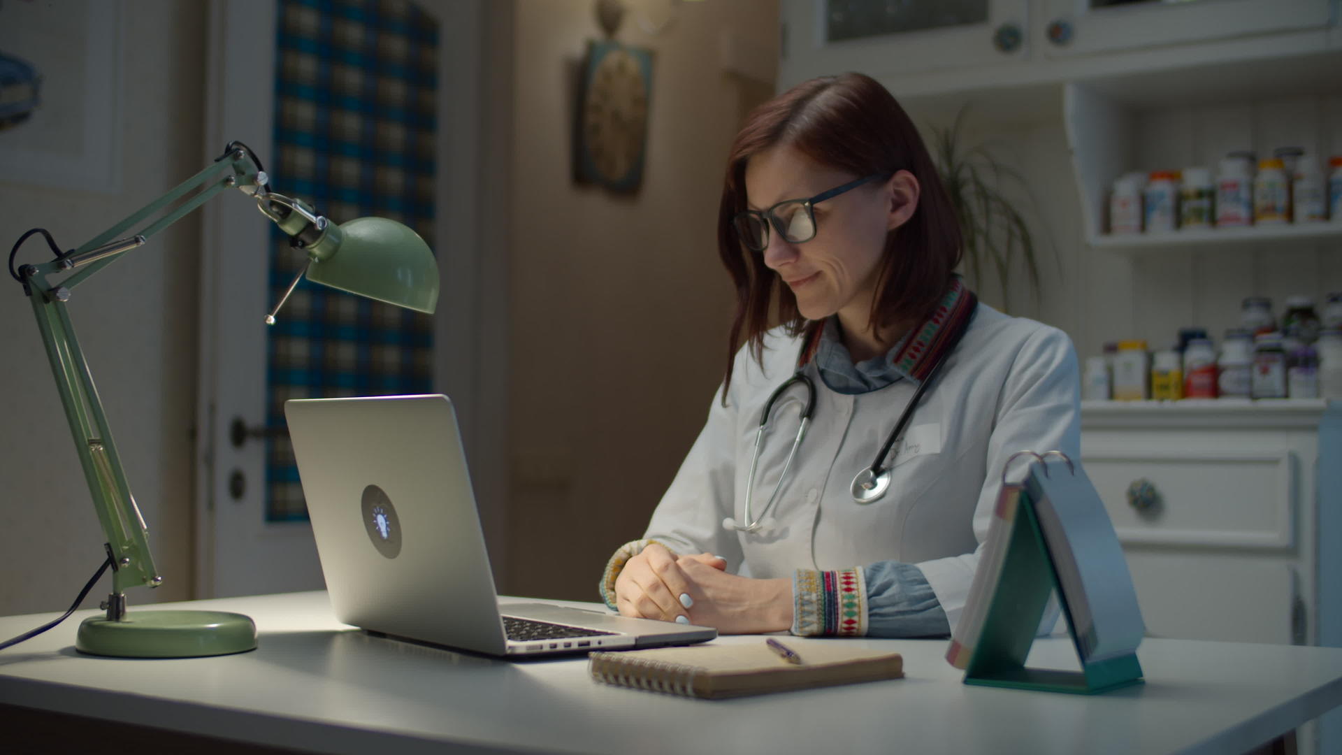 30多岁在家工作的女医生和病人穿着白色医生外套视频的预览图