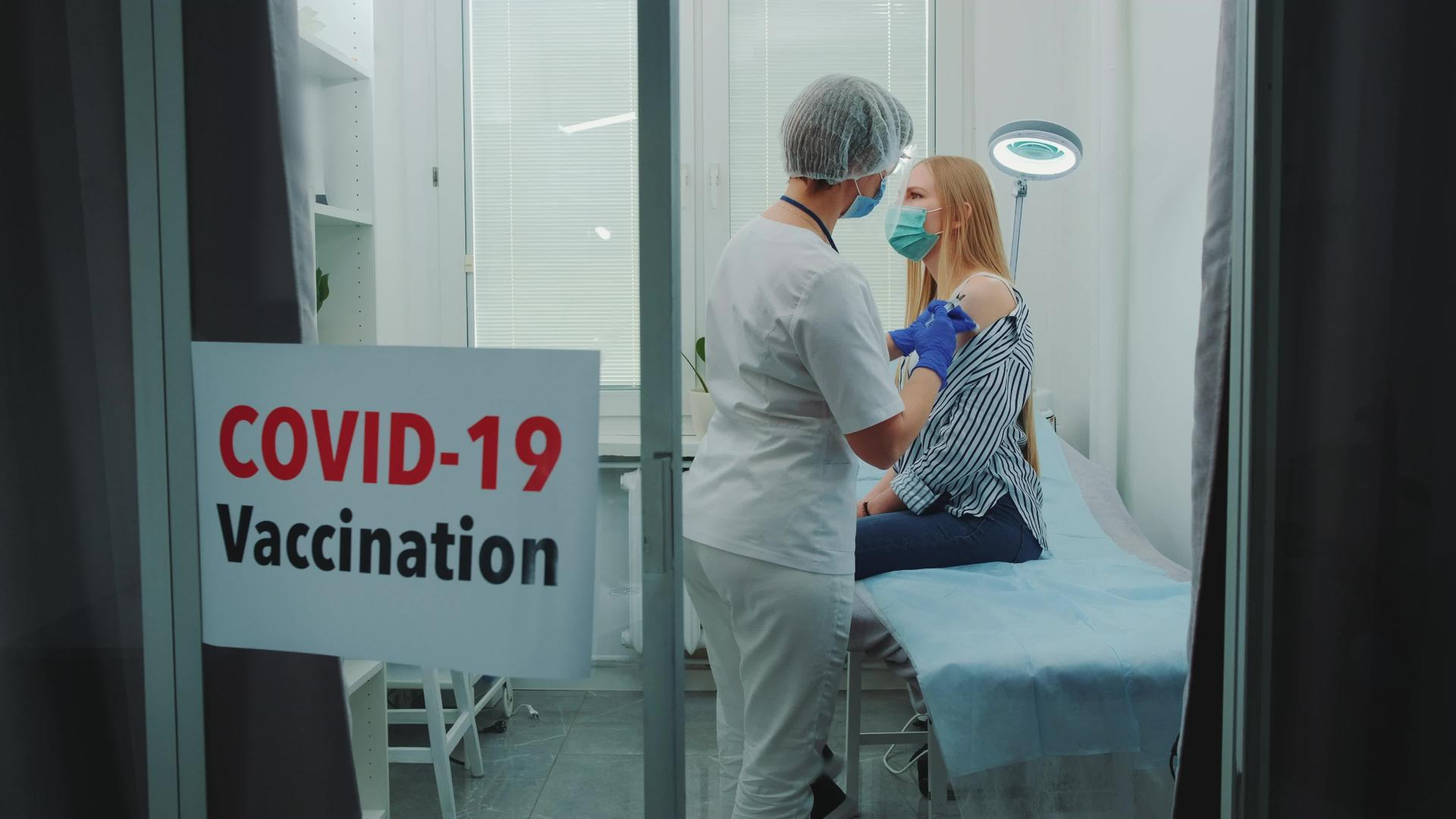 年轻女性在医院接种了科罗纳疫苗视频的预览图