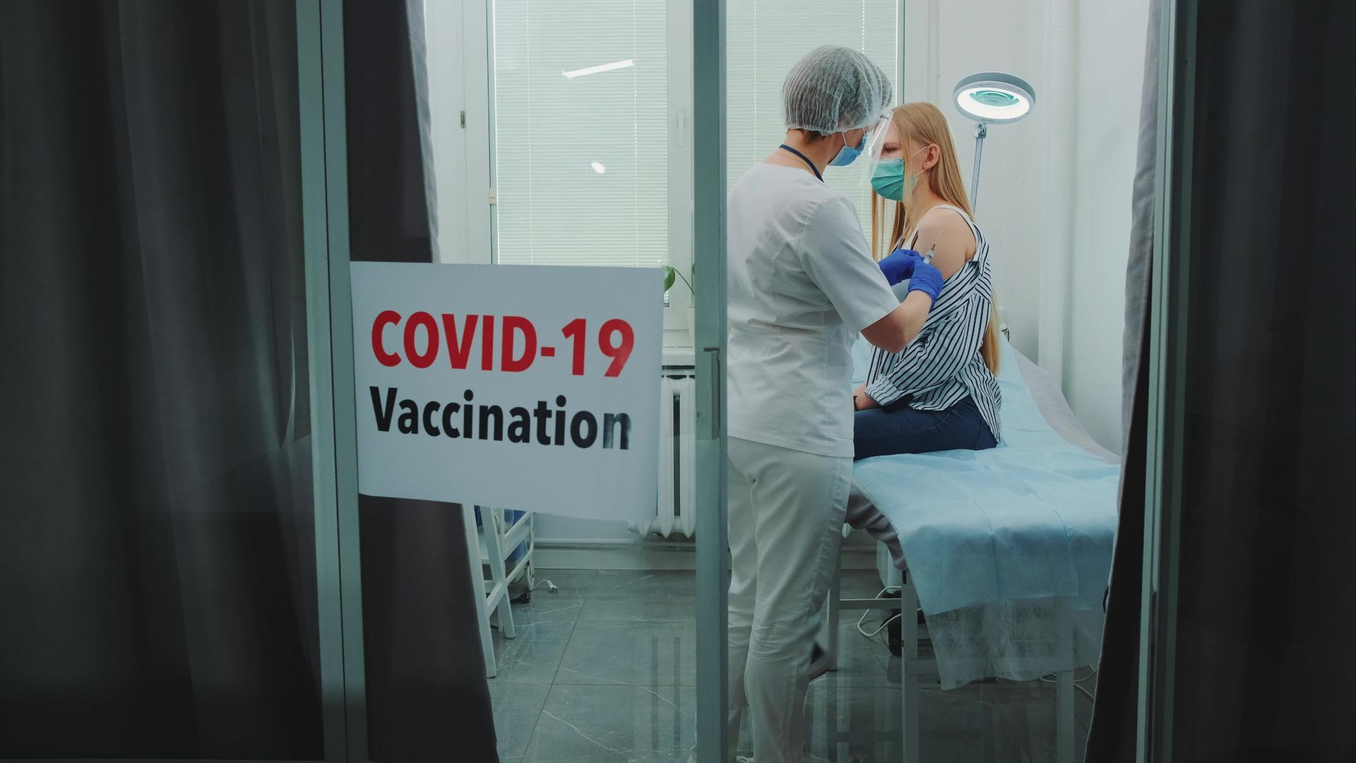 在区医院接种疫苗的女医生；区域医院视频的预览图