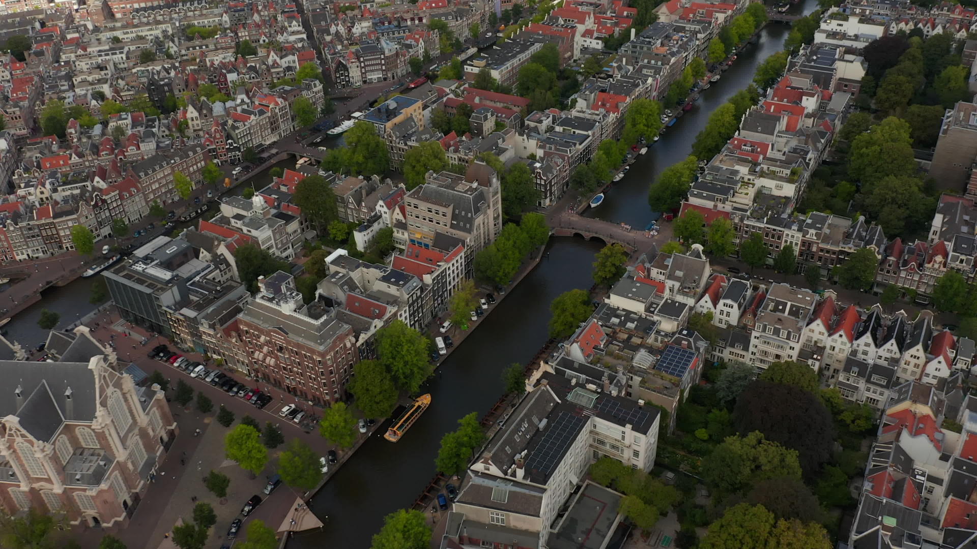 在典型的Amsterdam运河4附近k上空前方视频的预览图