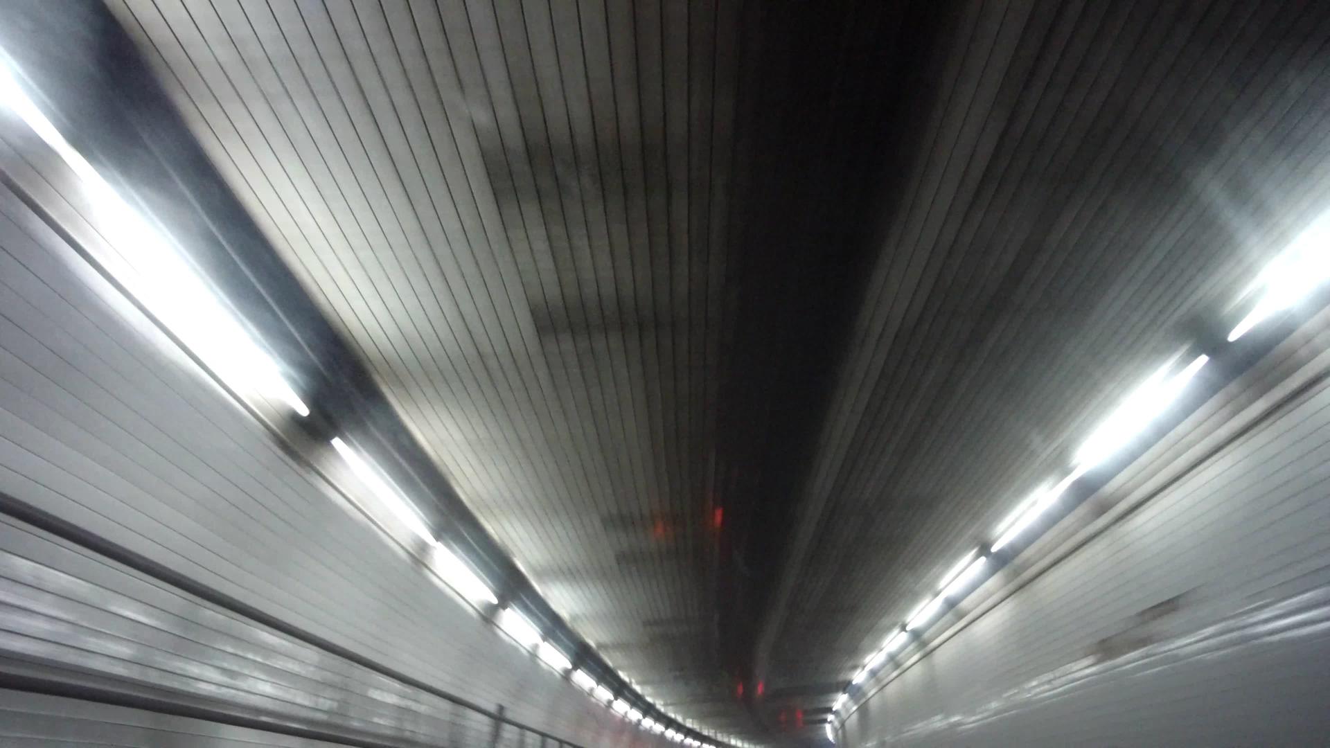 司机在下午提供交通堵塞隧道的交通流量视频的预览图