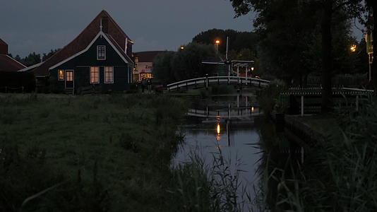 晚上在dutch村视频的预览图