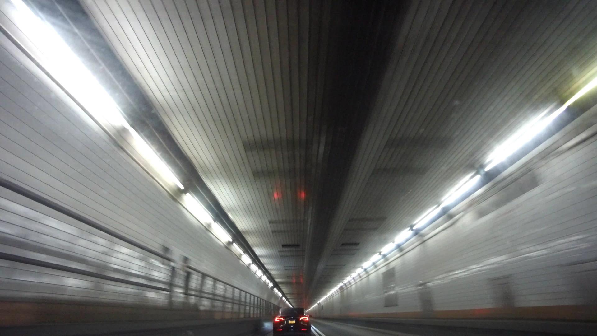 霍兰德隧道在下曼哈顿和灯光运动的地下新纽约视频的预览图