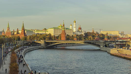 在阳光明媚的夏天莫斯科克里姆林和河流步行者和公路交通视频的预览图