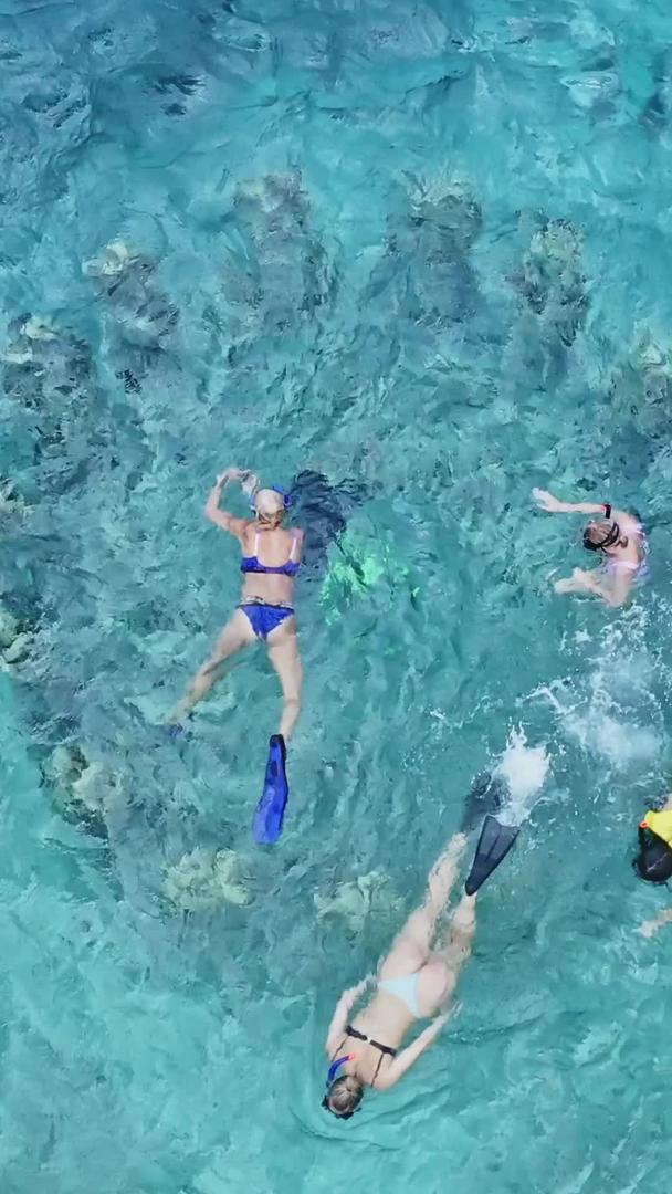 人们在水下雕像浮潜中拍摄视频的预览图