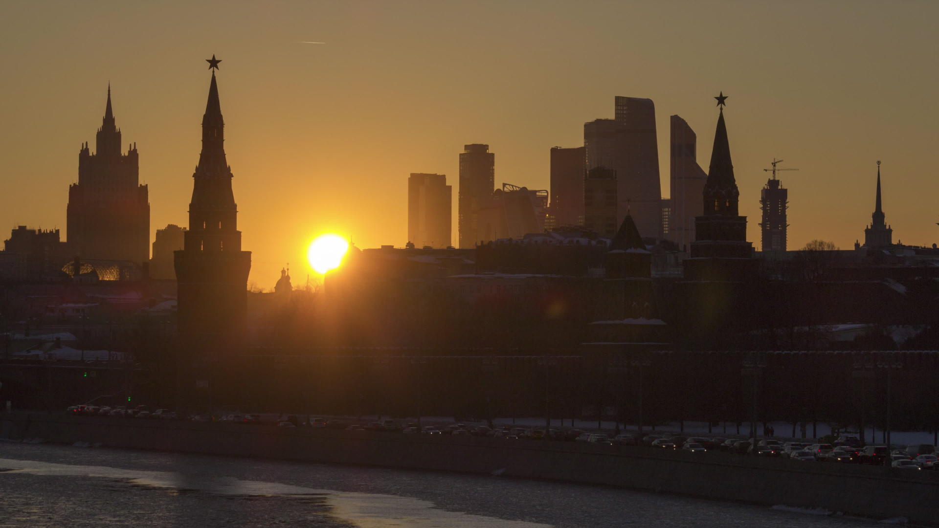每天晚上在阳光明媚的日落时分莫斯科克里姆林塔和莫斯视频的预览图