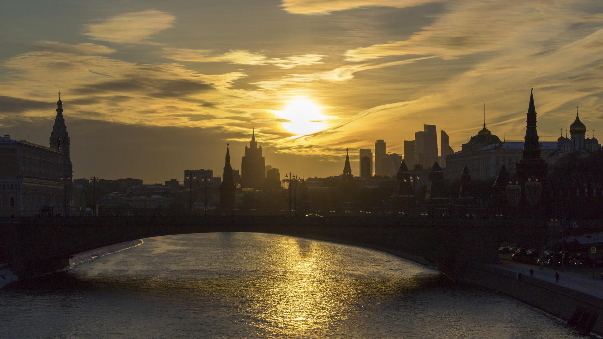 莫斯科克伦林河岸桥和莫斯考商业中心每晚日落视频的预览图