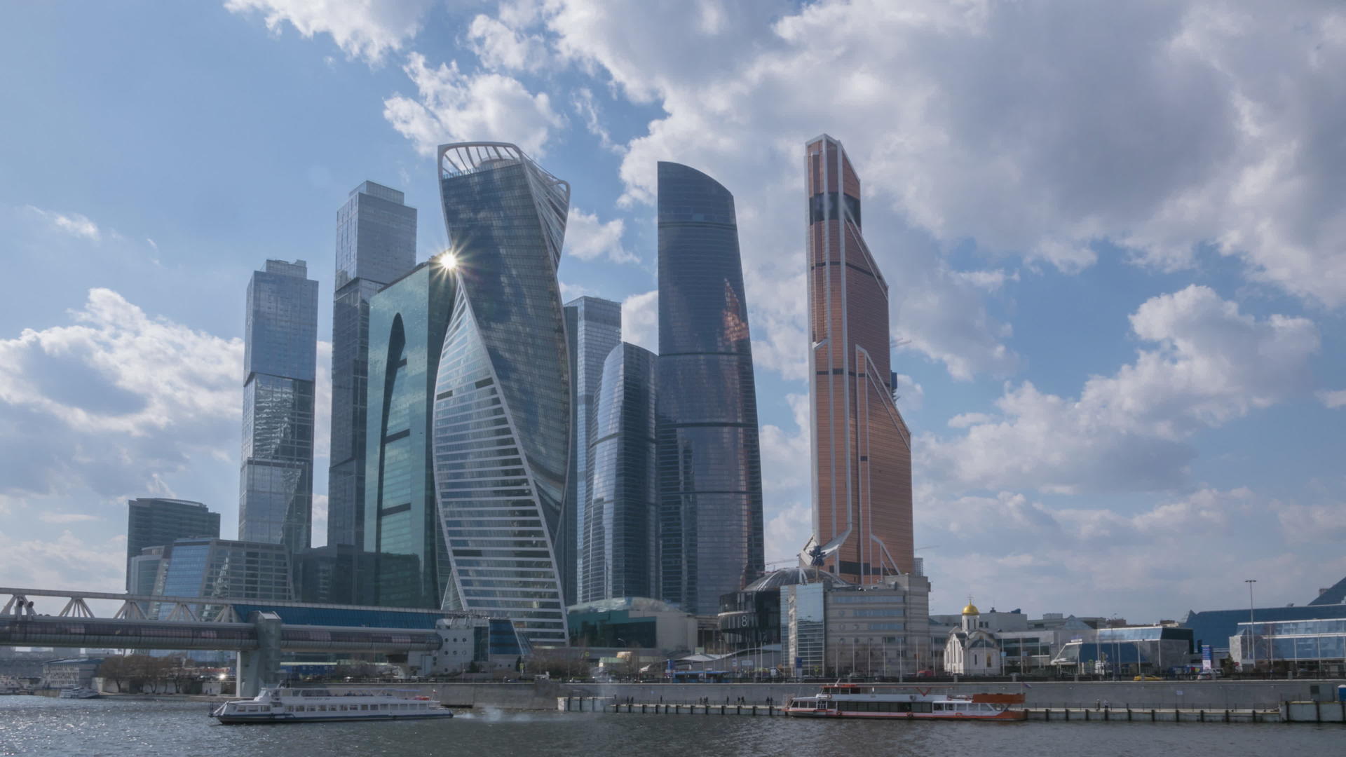 莫斯科商业中心和蓝天在阳光明媚的白天之间的时间间隔视频的预览图