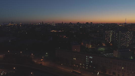 在黄昏时分摩斯考试星空线照亮了俄罗斯的空中观察无人驾驶飞机视频的预览图
