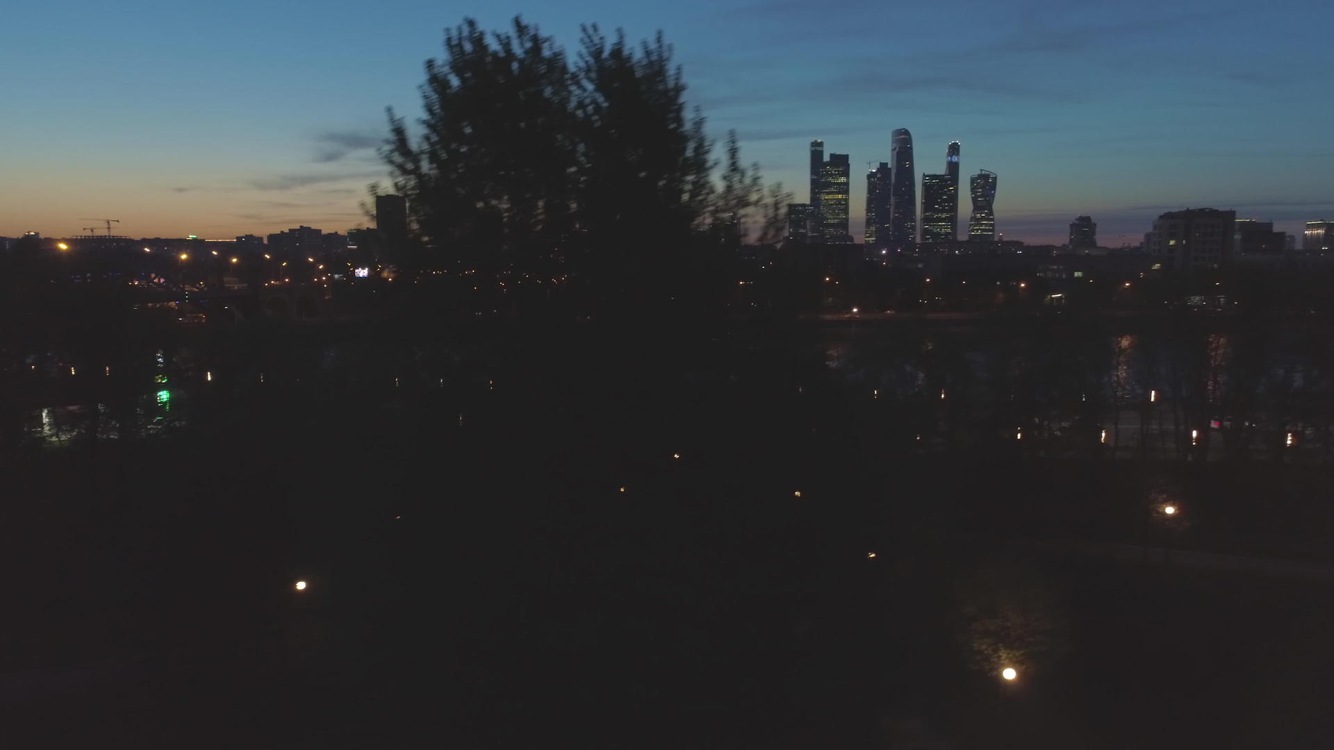 明亮的莫斯科国际城市商业中心和夜晚的天线视频的预览图