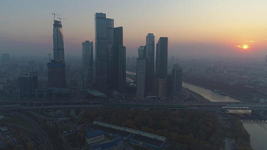 莫斯科商业中心的摩天大楼和夏季或秋季雾日出的城市视频的预览图