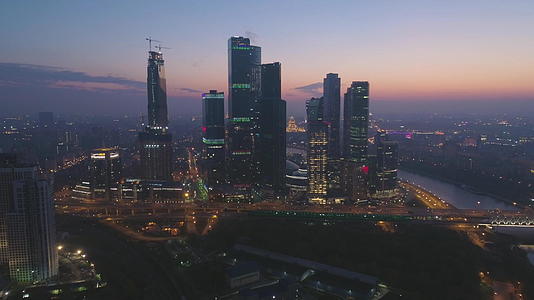 莫斯科商业中心的摩天大楼和夏季晨光中的城市天际线视频的预览图