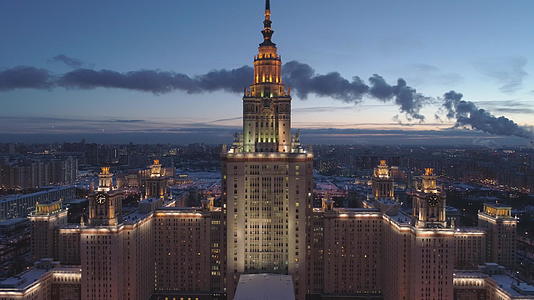 莫斯科国立大学和俄罗斯在寒冷的冬夜照亮了莫斯科的天际线视频的预览图