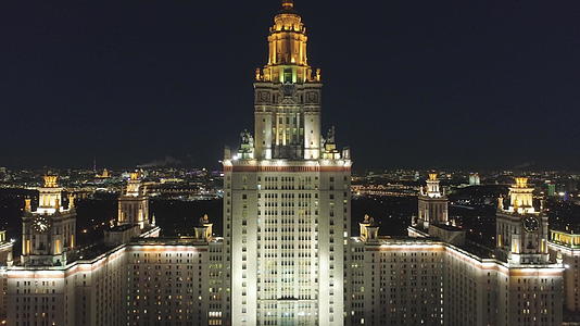 莫斯科国立大学主校区和阳光明媚的冬夜照亮了莫斯科城市景观视频的预览图