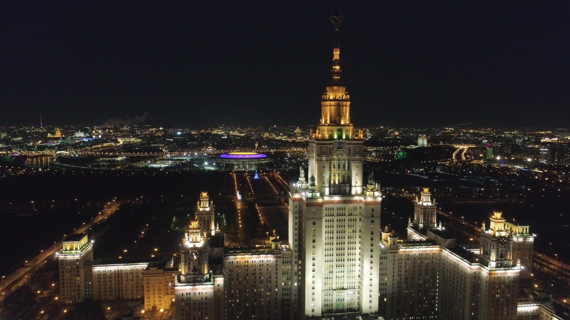 莫斯科国立大学和莫斯科天际线俄罗斯冬夜鸟瞰图视频的预览图