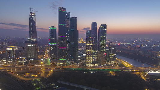 莫斯科商业中心的摩天大楼和晨光中的城市天际线鸟瞰图视频的预览图
