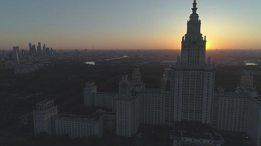 摩斯考州立大学和城市天线在阳光明媚的早晨在俄罗斯空中视频的预览图