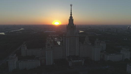 莫斯科州立大学和城市风景在阳光明媚的早晨在俄罗斯的空气中视频的预览图