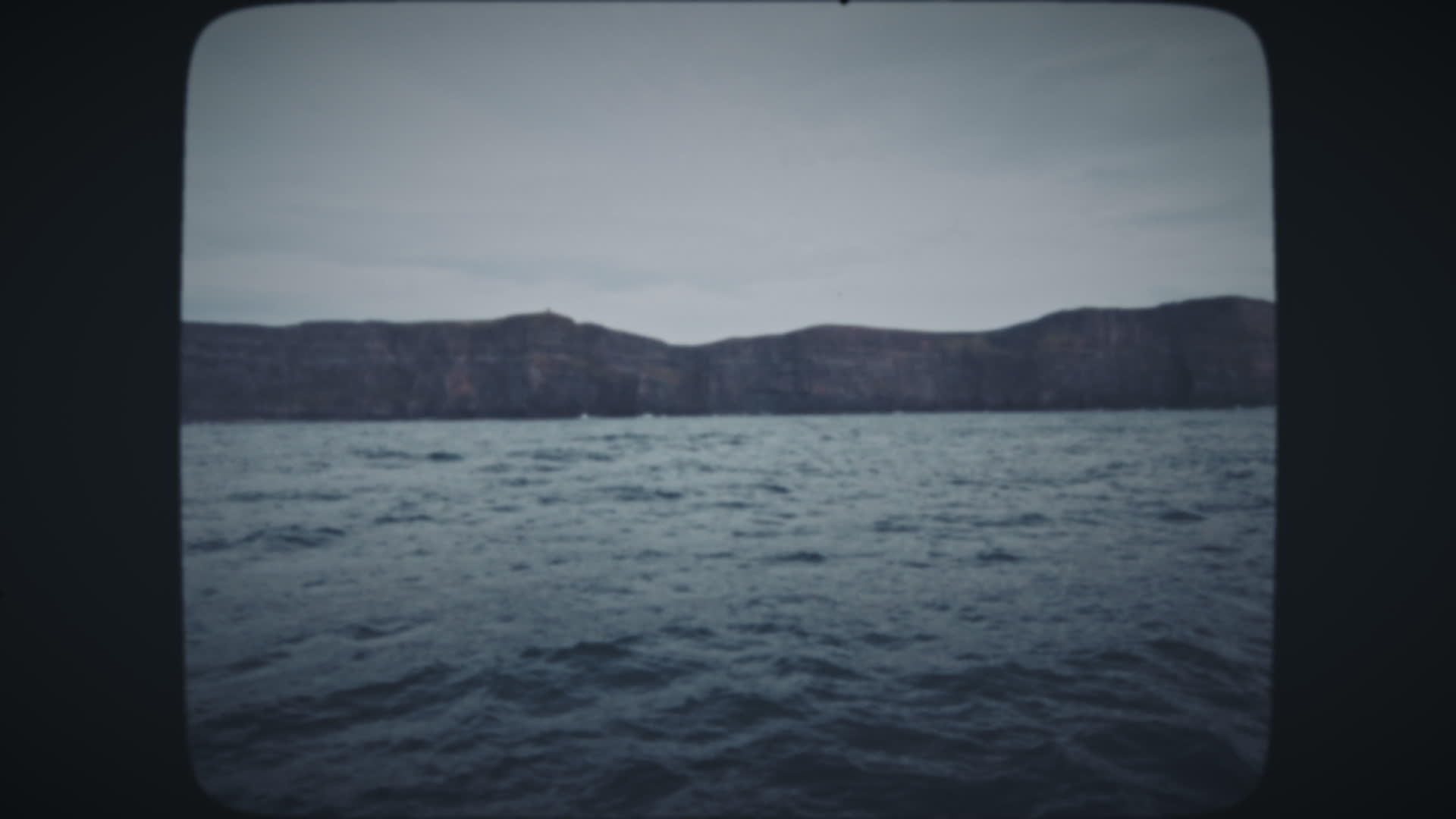 乘船时摩擦的悬崖视频的预览图
