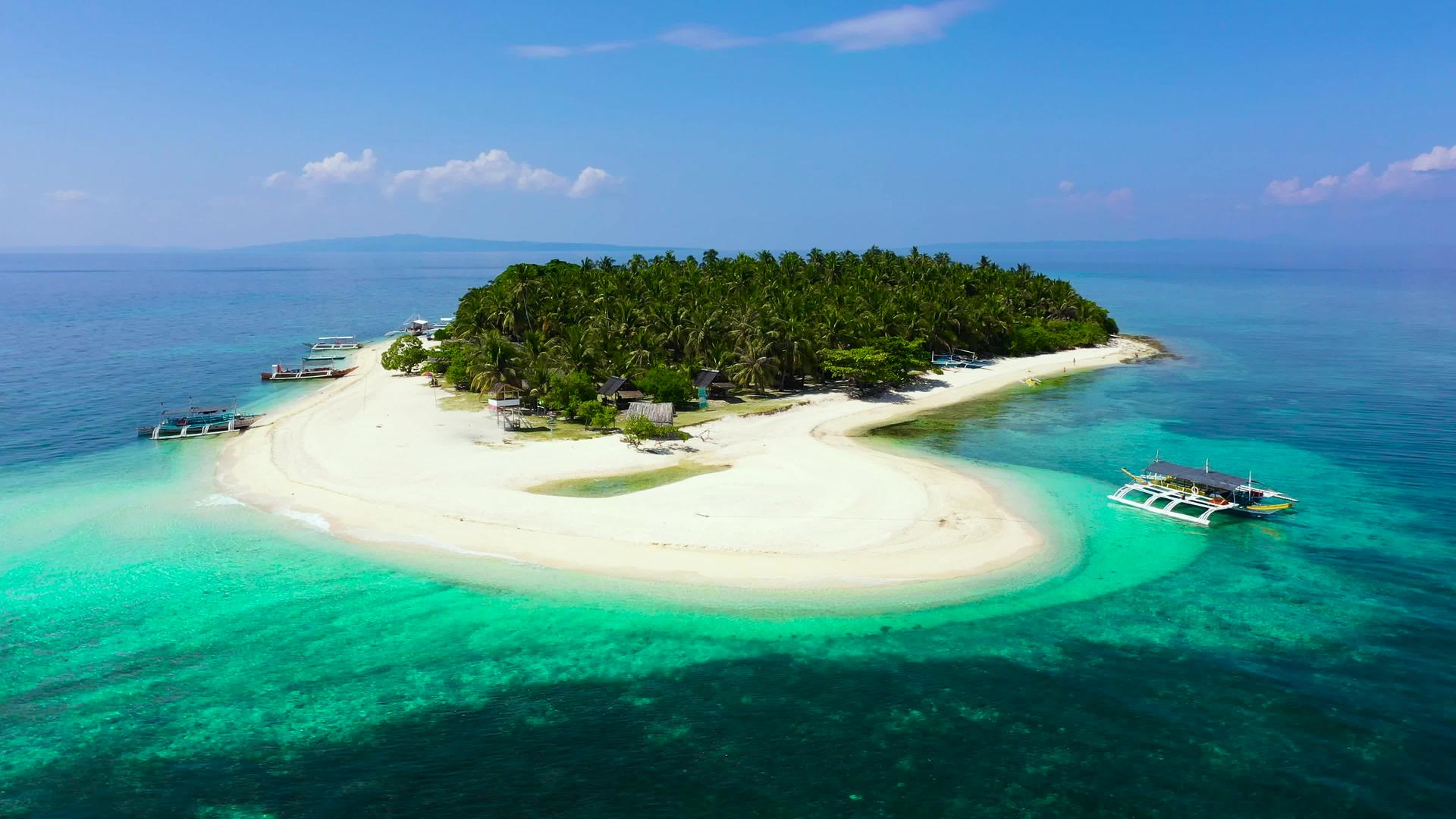 热带岛屿在珊瑚礁上的最高视野迪吉奥岛菲利平斯岛视频的预览图