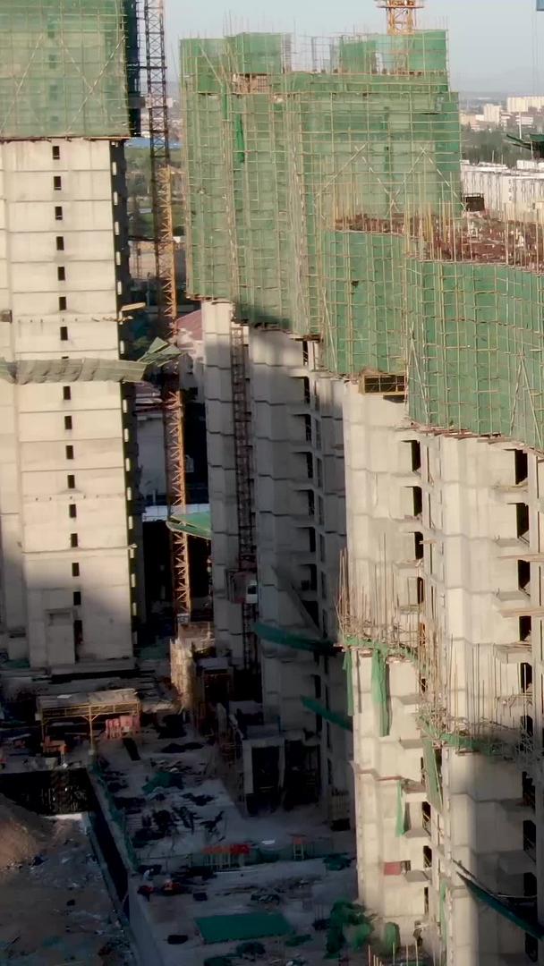 建筑工人在航拍高层作业视频的预览图