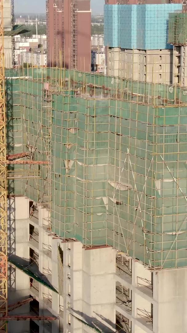 建筑工人在航拍高层作业视频的预览图