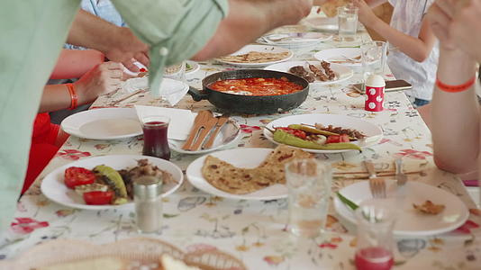 家庭聚集在餐桌旁的家庭餐桌上有自制的食物餐桌视频的预览图