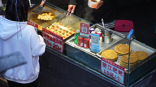 云南旅游丽江古城美食中式特色小吃包浆豆腐丽江粑粑4k素材视频的预览图