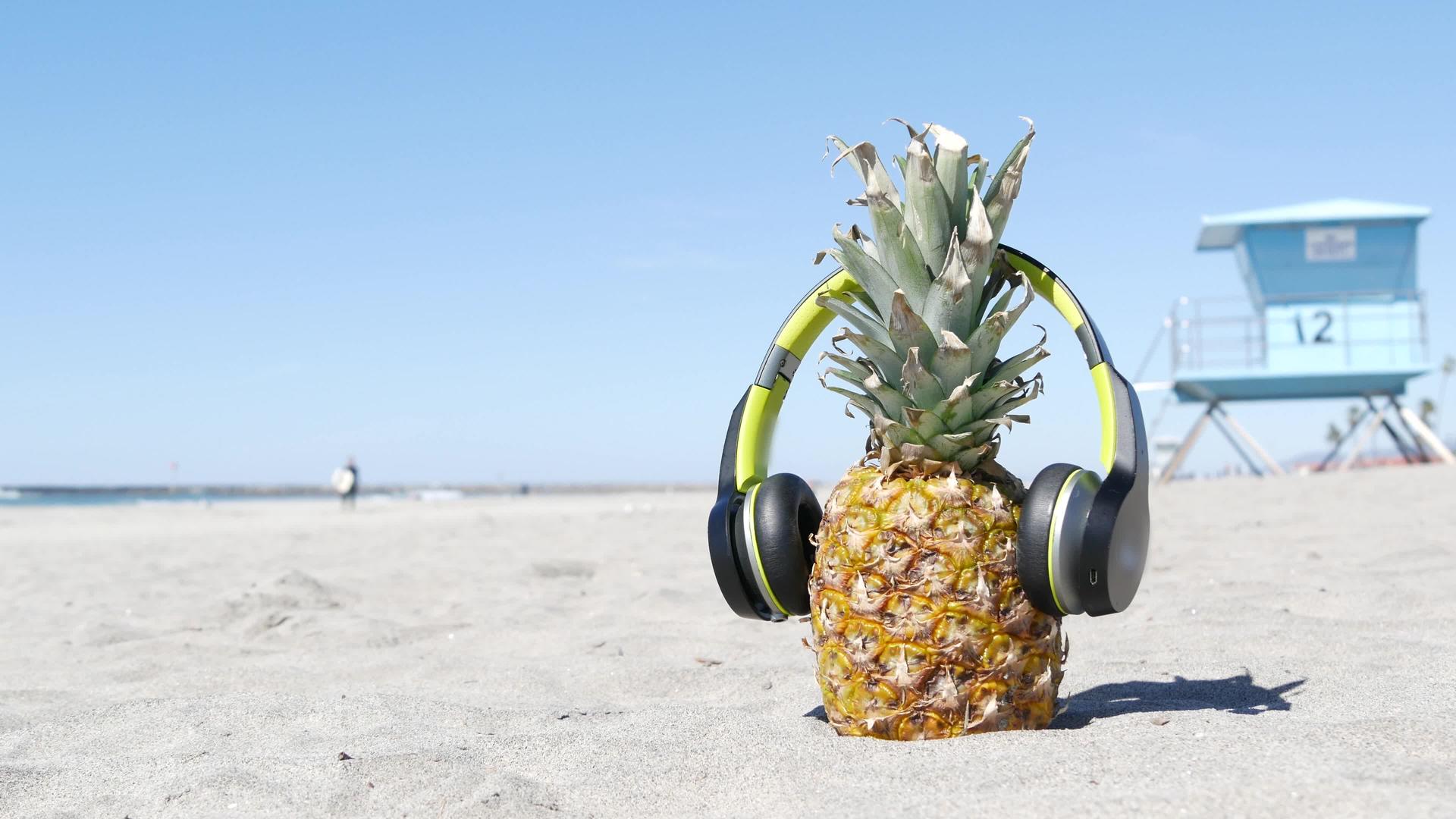 耳机中的菠萝沙沙海岸热带夏季异国水果岸边的阿纳纳视频的预览图