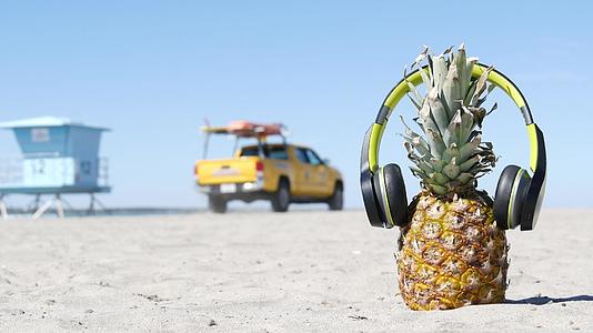 耳机中的菠萝沙沙海岸热带夏季异国水果岸边的阿纳纳视频的预览图
