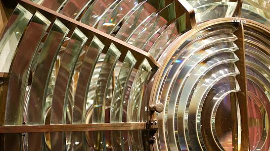 黄铜结构的菲涅耳透镜航海灯塔有彩虹光谱的玻璃灯笼视频的预览图