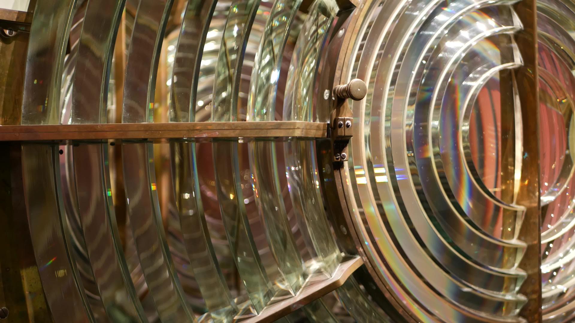黄铜结构的菲涅耳透镜航海灯塔有彩虹光谱的玻璃灯笼视频的预览图