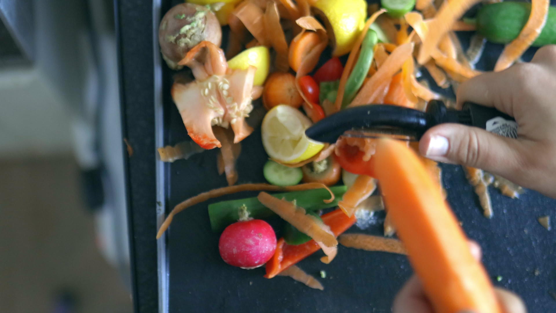 叉子从窗边的花椰菜和鸡肉沙拉上摘花椰菜视频的预览图