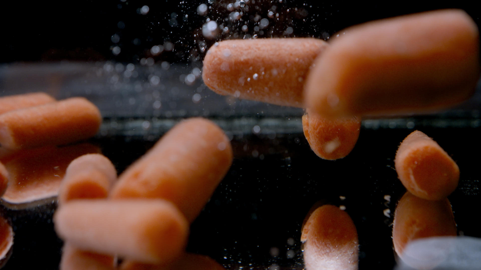 水泡运动胡萝卜落在水下视频的预览图