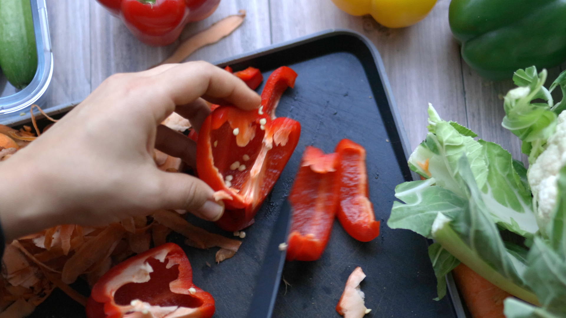 更多的蔬菜在胡萝卜、黄瓜、西红柿和木制桌子视频的预览图