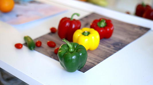 更多的蔬菜在胡萝卜、黄瓜、西红柿和木制桌子视频的预览图