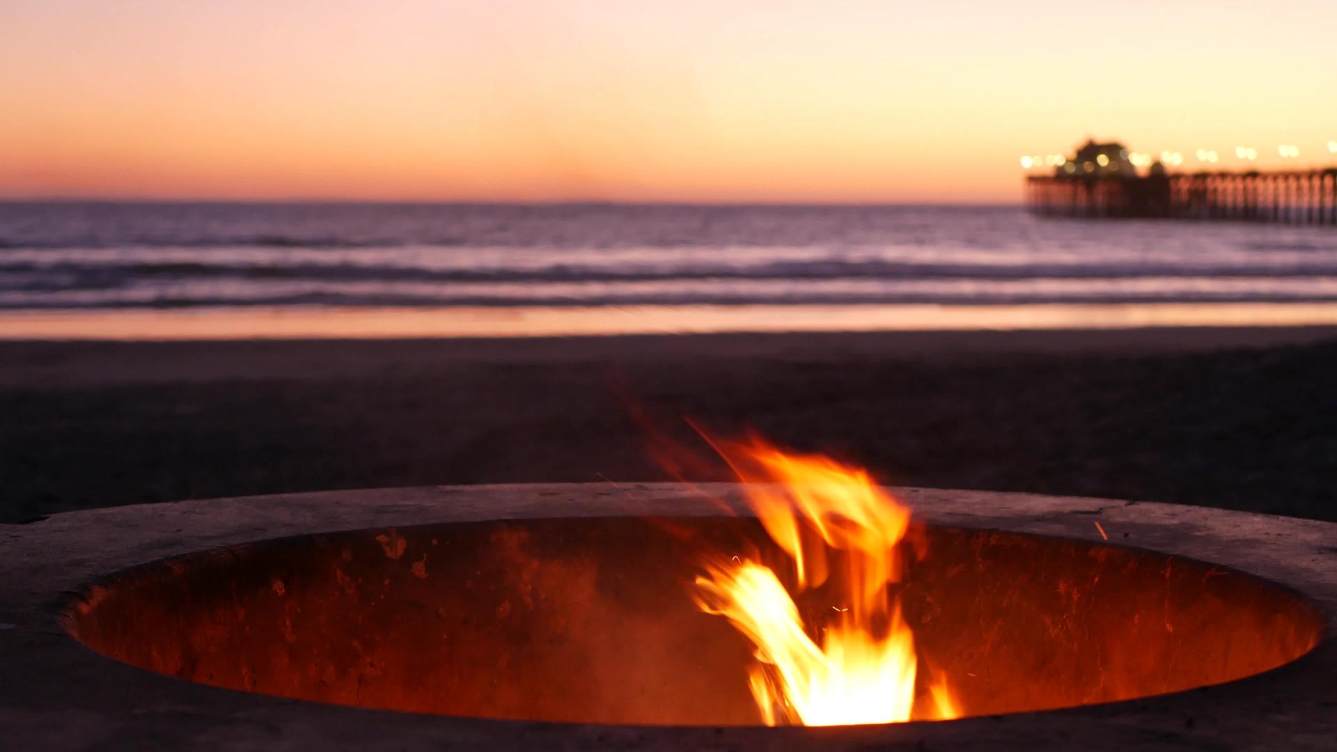 美国加利福尼亚州的篝火坑暮色海滩上的篝火视频的预览图