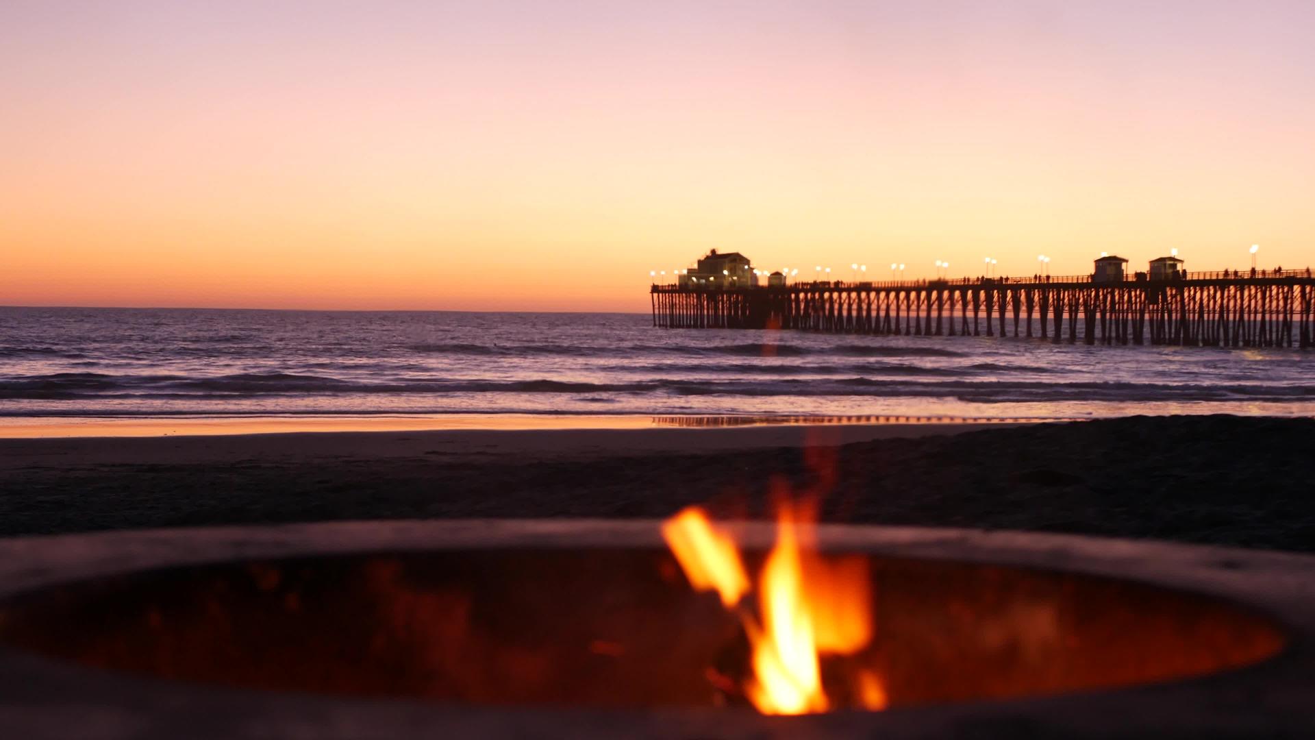 美国加利福尼亚州的篝火坑暮色海滩上的篝火视频的预览图