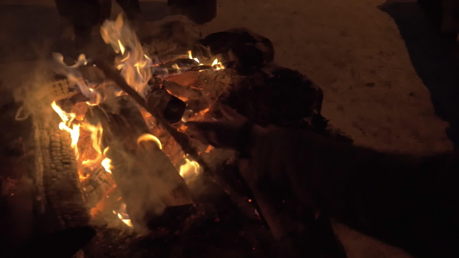 冬天在户外修柴火的女人视频的预览图