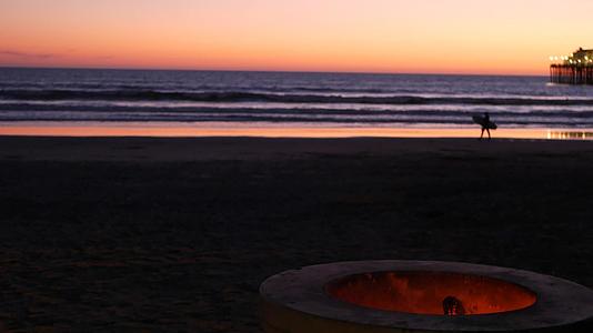 黄昏时在加里福尼亚的露营火坑、海滨火焰冲浪器和火焰冲浪器视频的预览图